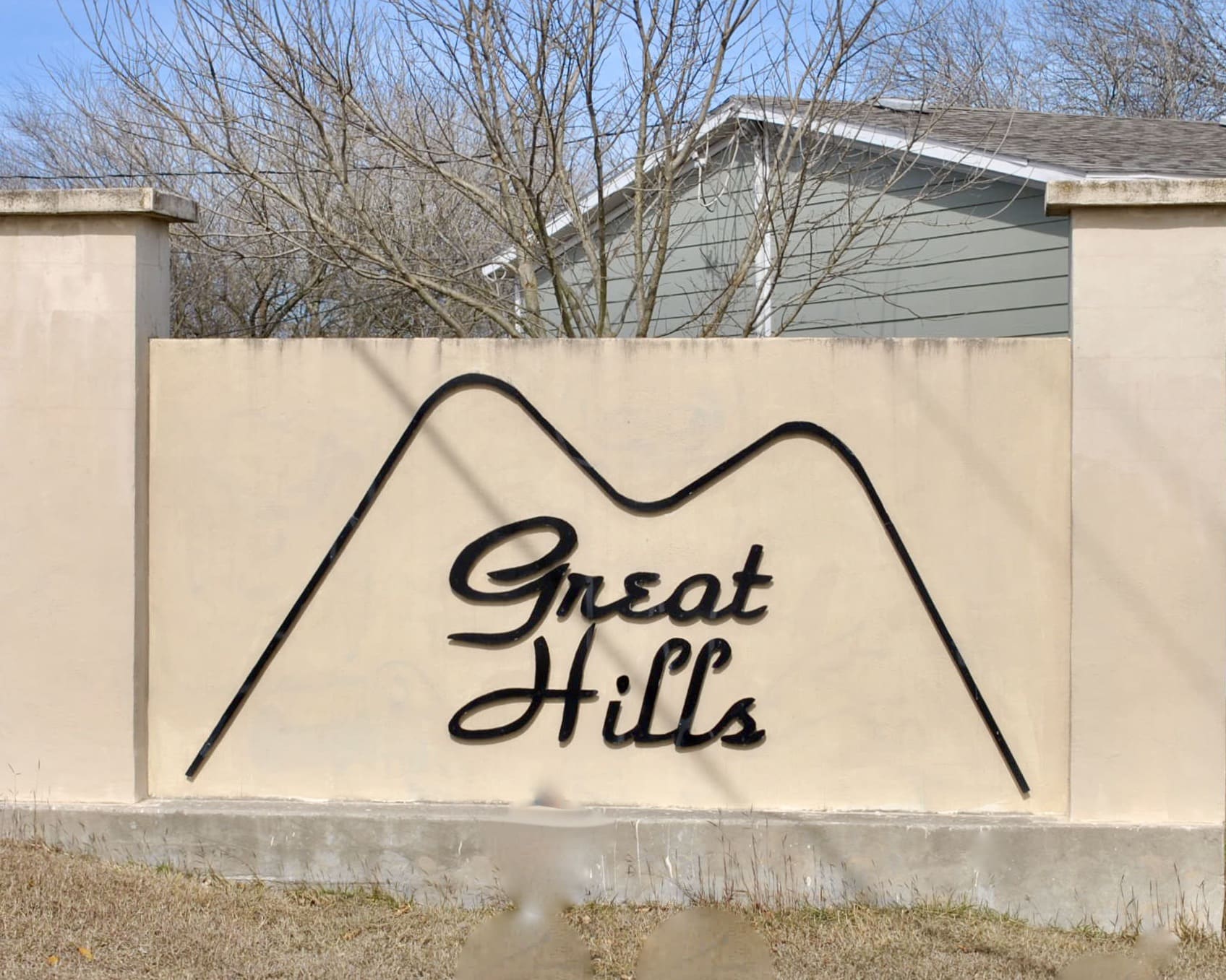 a sign on a wall that says great hills on it